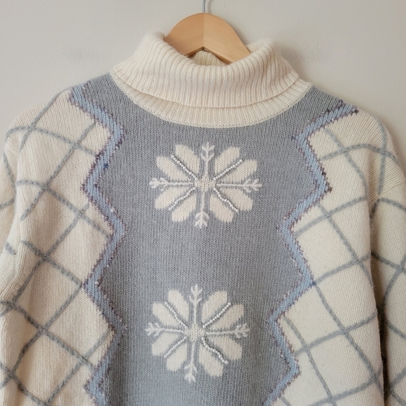 Vintage Wool Angora Blend Snowflake Winter Christmas Turtleneck Sweater Size 10 - Picture 3 of 9